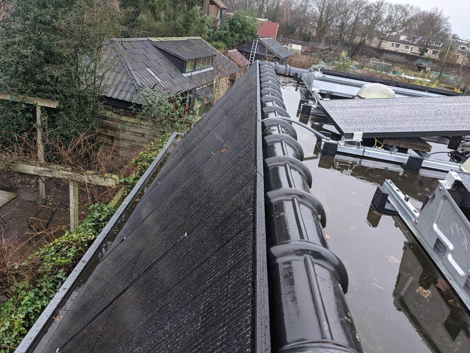 zonnepanelen op dak in regen