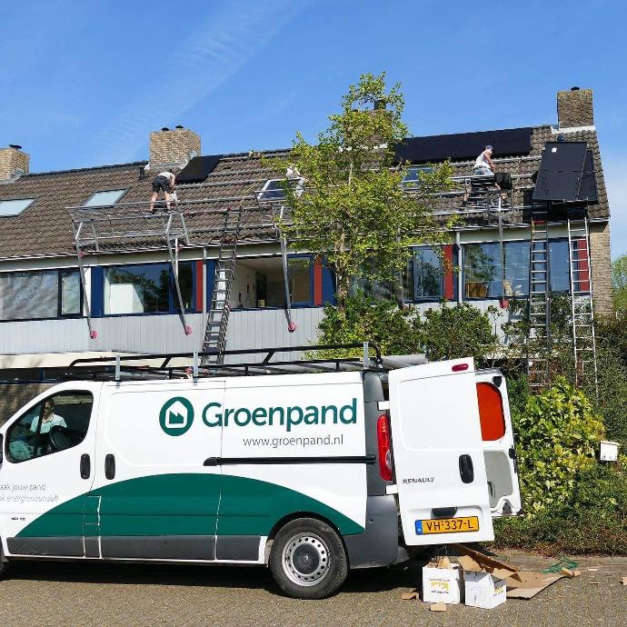 zonnepanelen worden op het dak van twee woningen gemonteerd door Groenpand