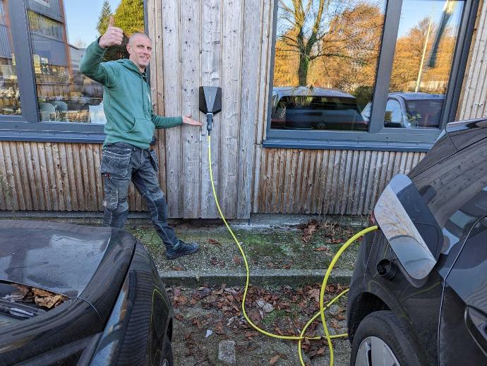 laadpaal monteur douwe bij een easee laadstation