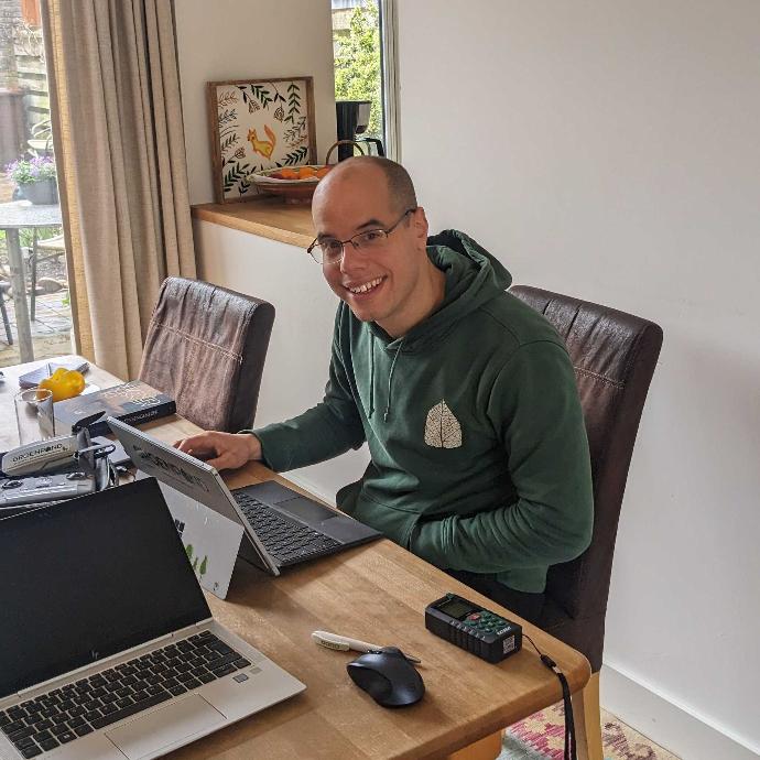groenpand adviseur Luca aan de keukentafel met zijn laptop en meetapparatuur